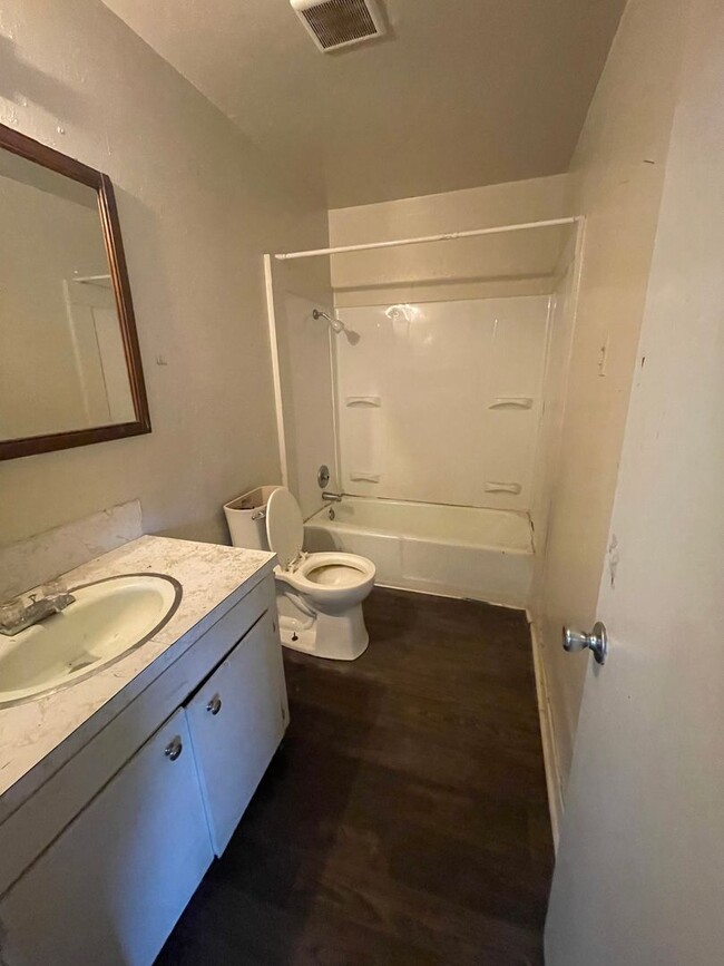 Building Photo - Large 4 Bed Home in West Shreveport