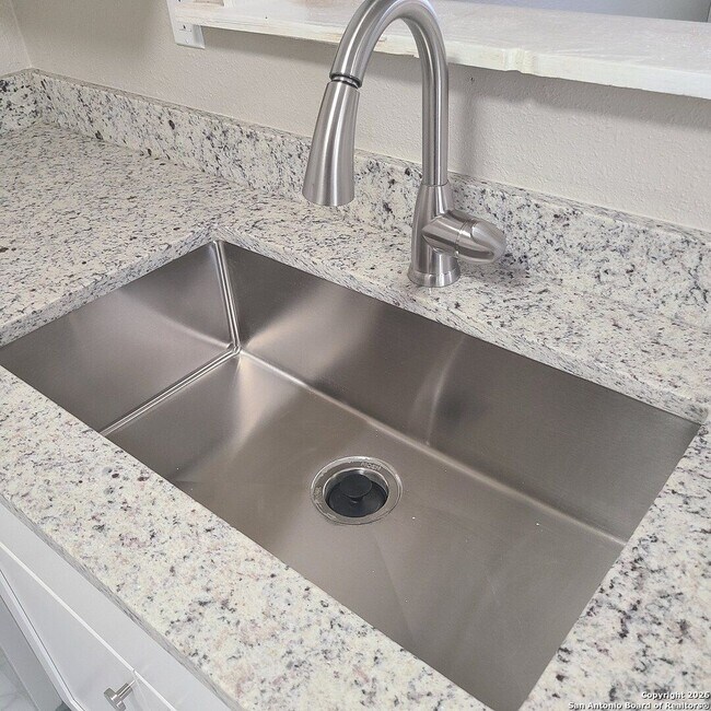 Building Photo - 3 Bedrooms 1 and 1/2 Bath