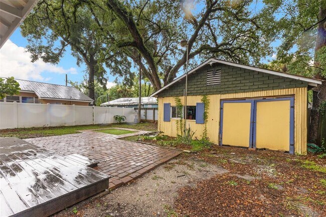 Building Photo - 304 W Flora St
