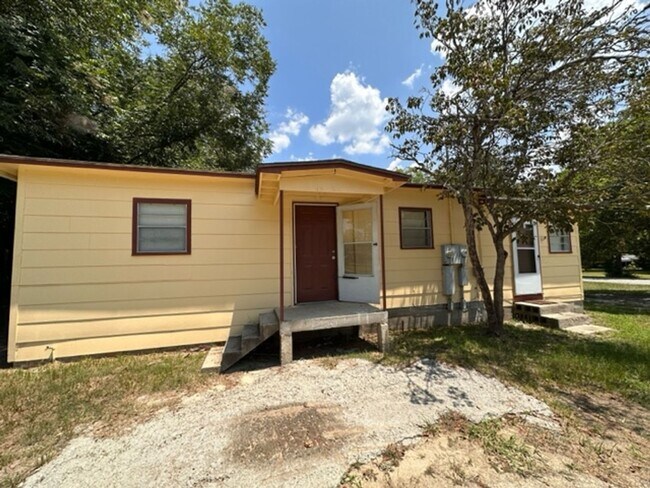 Building Photo - 803 Woodard St