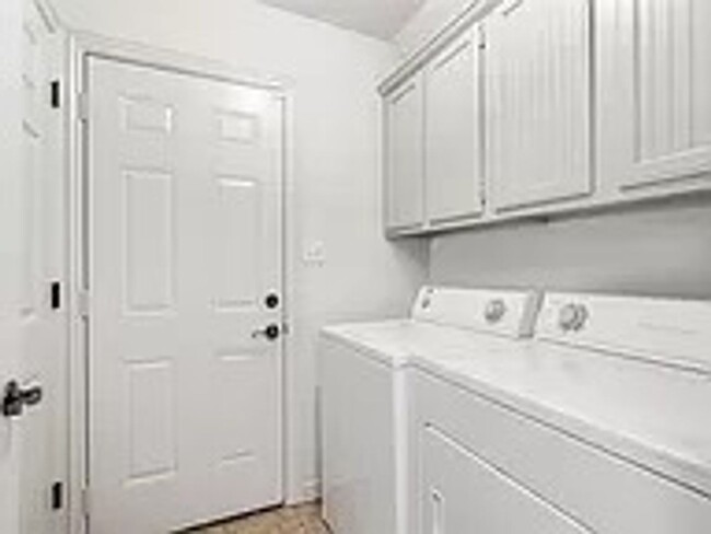 Building Photo - Beautiful 2 bed, 2.5 bath Townhome - MOVE ...