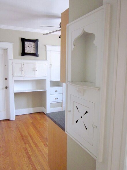 Building Photo - 27 Oakwood St