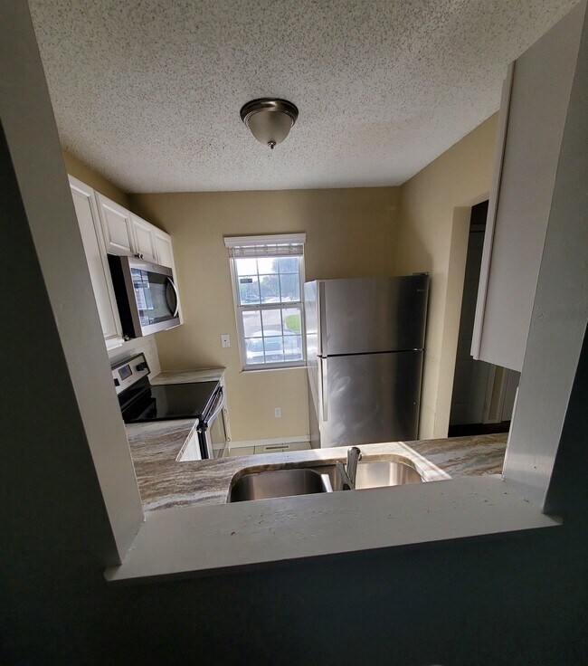 Building Photo - 1695 Ridgebury Dr