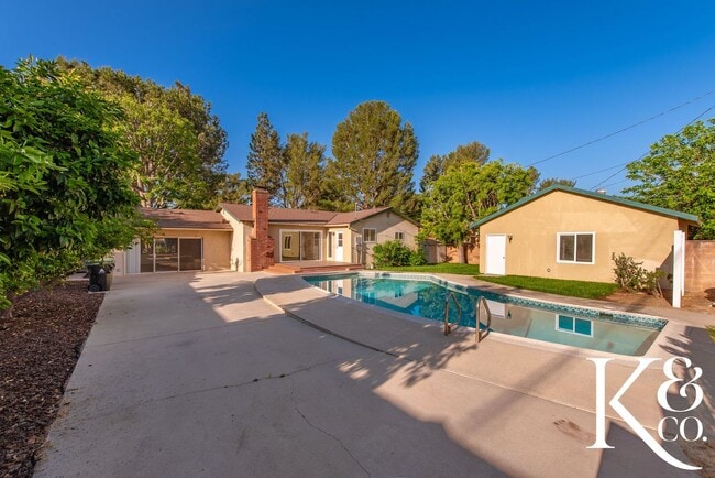 Building Photo - Charming 3-Bedroom Home with Pool in Prime...