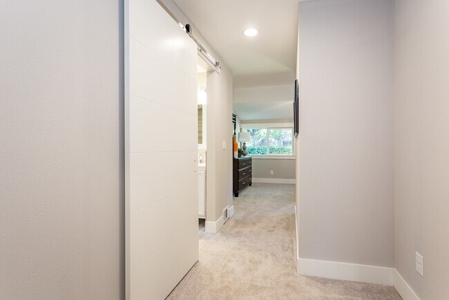 Building Photo - Gorgeous Lake Oswego Remodeled Cottage