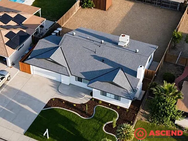 Building Photo - Fantastic 3BD/2BA Home in Bakersfield's 93309 — Garage, Gardener Included!