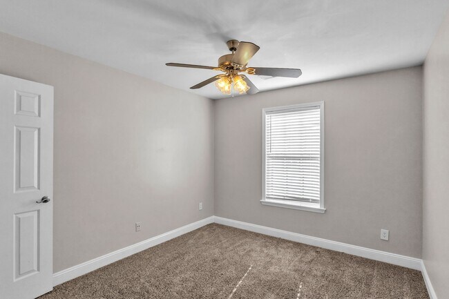 Building Photo - Stylish 3-Bedroom Townhome with Exclusive December Offer