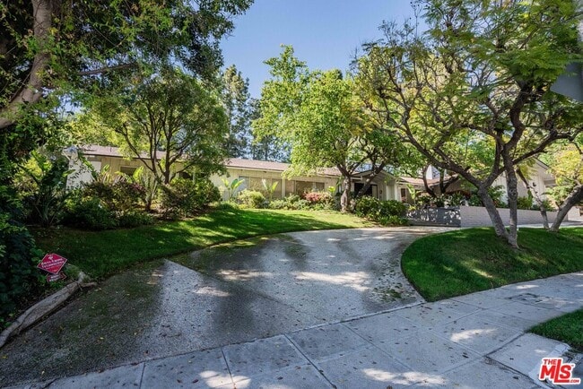 Building Photo - 811 N Hillcrest Rd