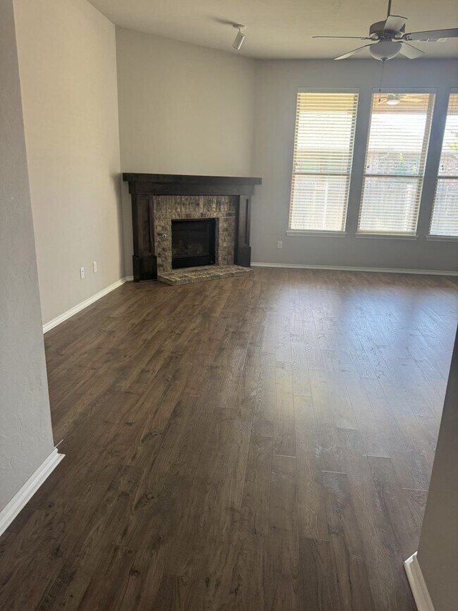Building Photo - Charming three bed two bath in South OKC