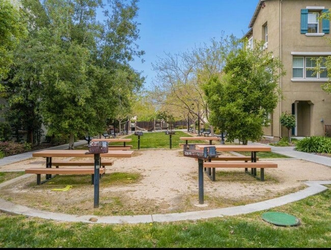 Building Photo - 2622 Baton Rouge Dr