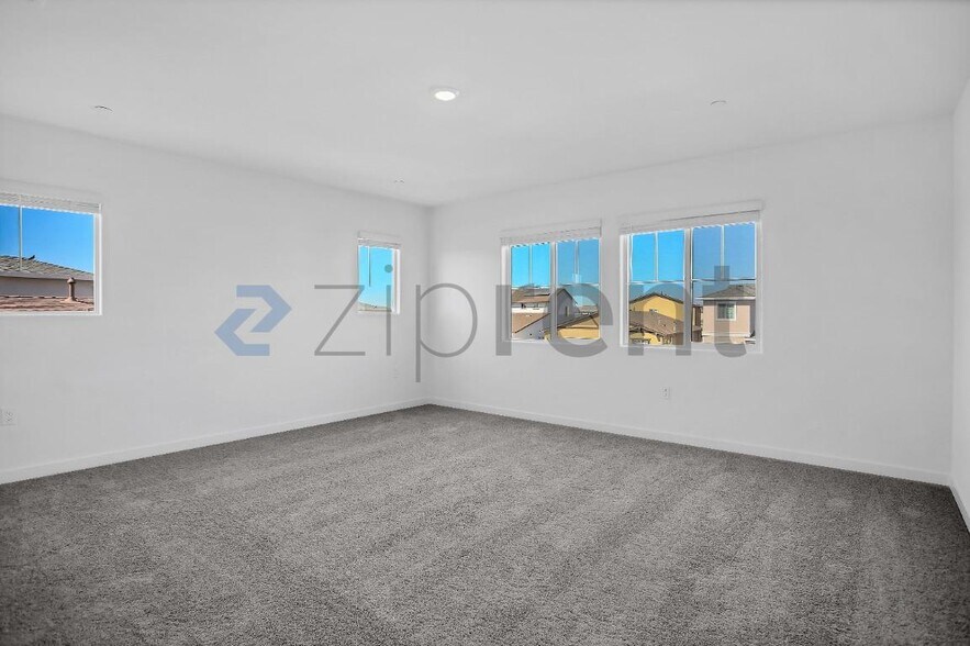 Building Photo - Unit