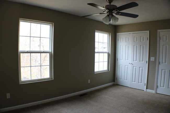 Building Photo - 2 Sugar Maple Ln