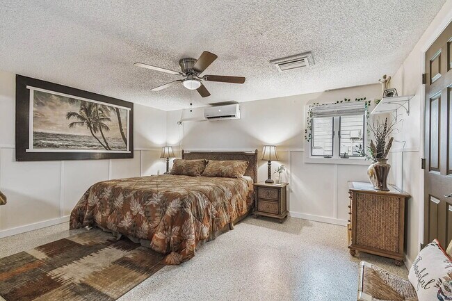 Building Photo - "Charming 3-Bed, 2-Bath Oasis at 1011a Sou...