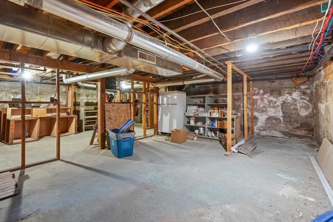 Building Photo - 107 E Holland Ave