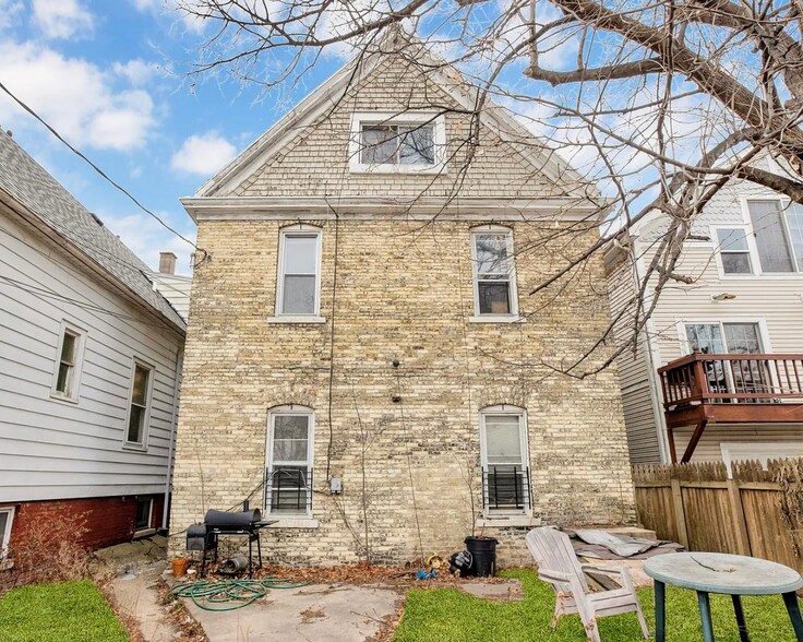 Back - 2772 N Bremen St
