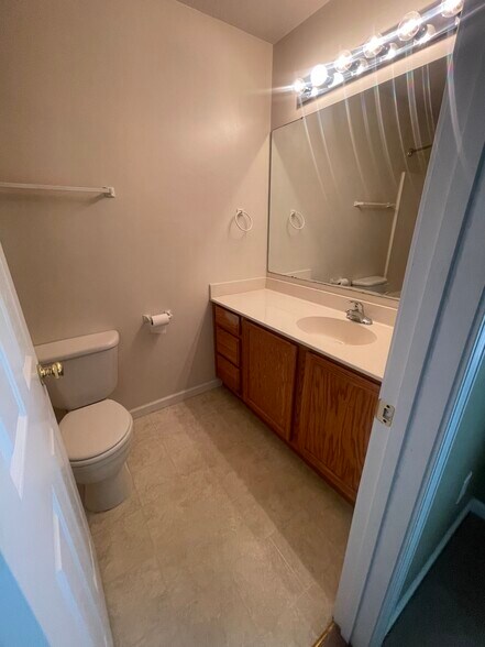 Building Photo - 119 Creekside Dr