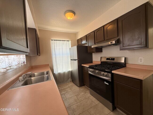 Building Photo - 955 Versailles Dr
