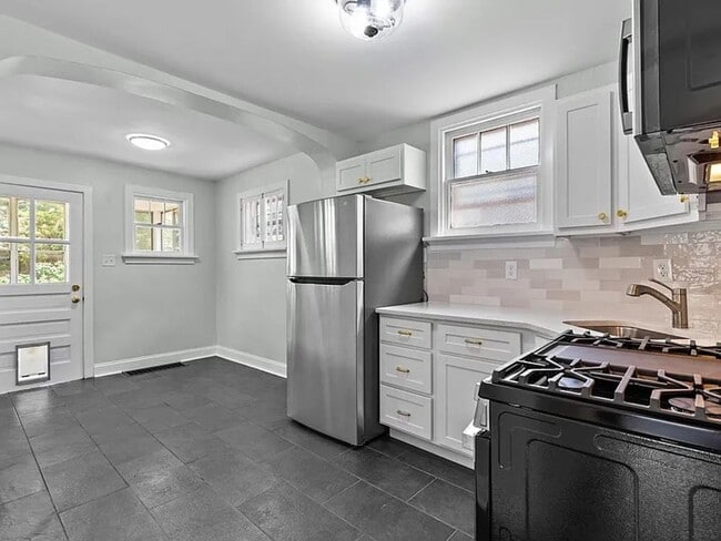 Building Photo - 2 bed 1 bath Maplewood home for Lease