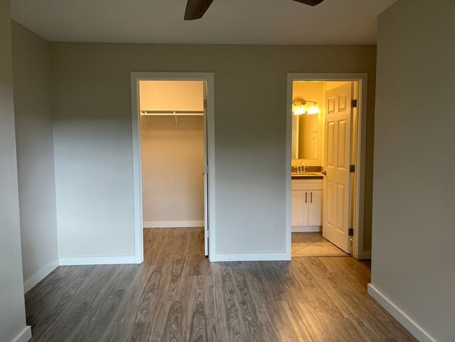 Building Photo - Kaneohe Duplex - Downstairs unit 2 bedrooms, 1.5 bath with 2 parking stalls - Avail now!