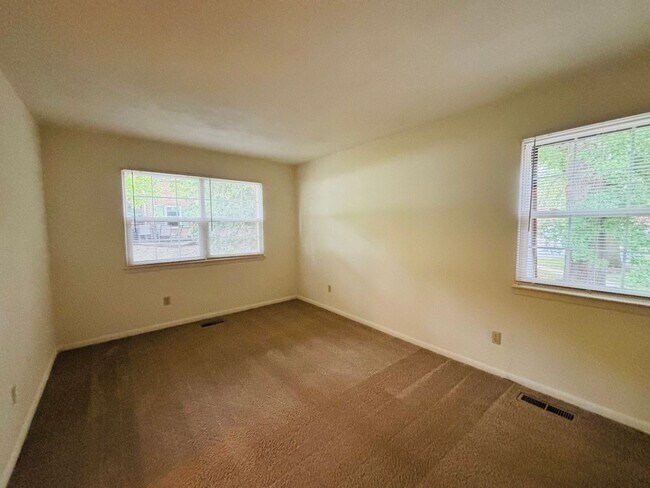 Building Photo - 446 Marlington St