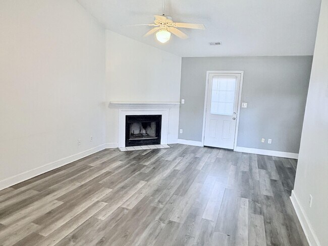 Building Photo - 418 Eucalyptus Ln