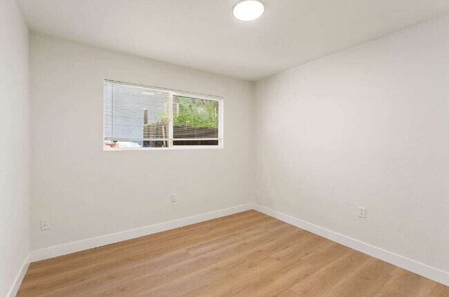 Building Photo - 327 22nd St