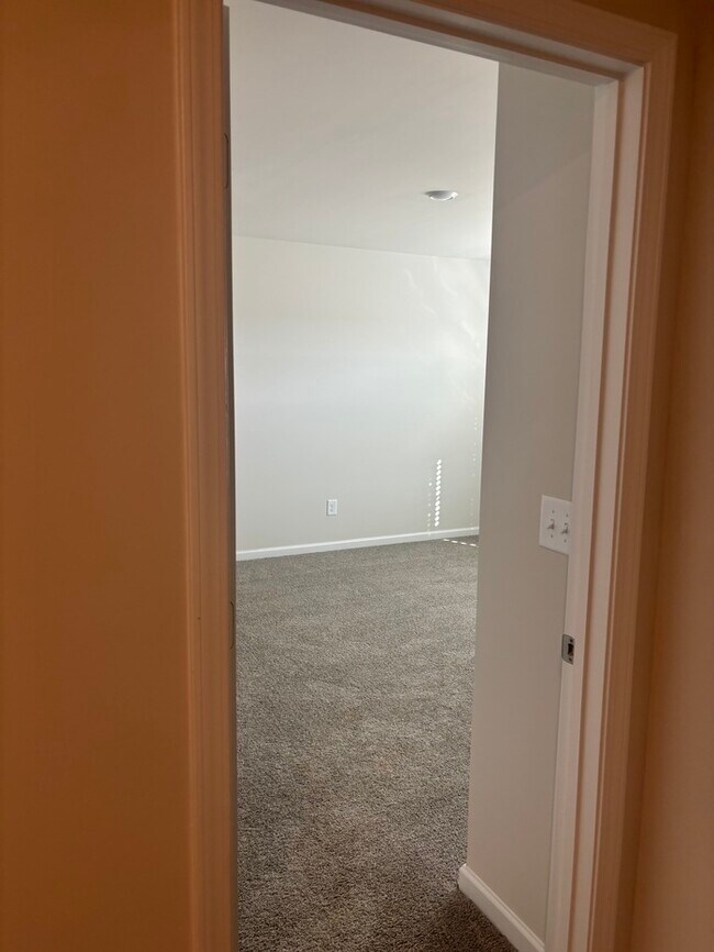Building Photo - SPacious 3 bedroom 2 1/2 bath home