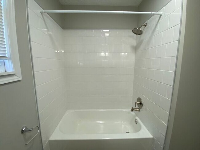 Building Photo - Spacious Renovated Duplex in East Nashville