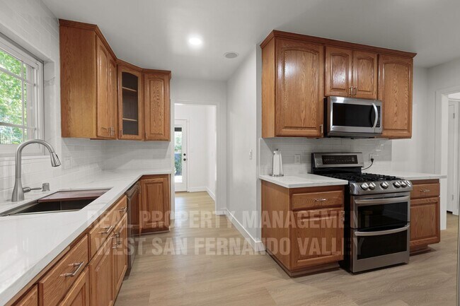 Building Photo - Stunning 3bd Home with Private Outdoor Oasis