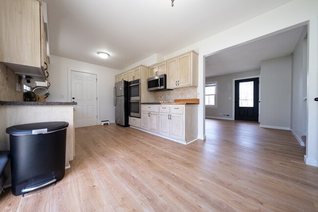 Building Photo - 257 Elm Dr