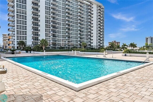 Building Photo - 525 N Ocean Blvd