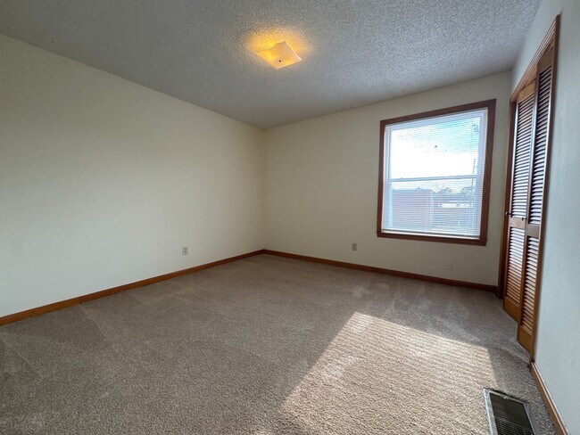 Building Photo - Spacious & Updated Duplex in a Convenient Lebanon Location!