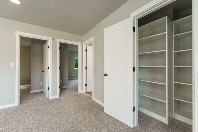 Building Photo - Spacious 4BR Modern Retreat and Luxury Liv...