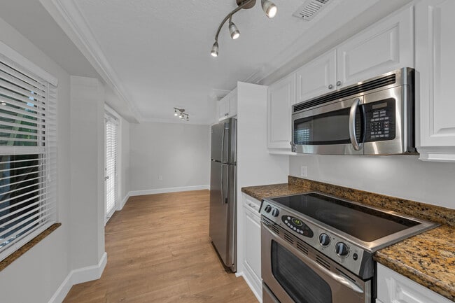 Building Photo - 900 NE 4th St