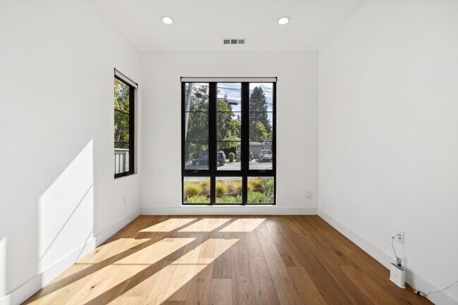 Building Photo - Luxurious Modern Single Family Home in West Menlo Park Available Now!