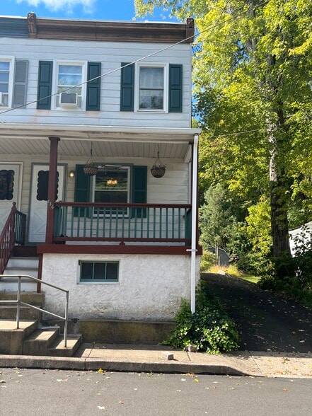 Bright and spacious end unit townhouse - 136 N Green St