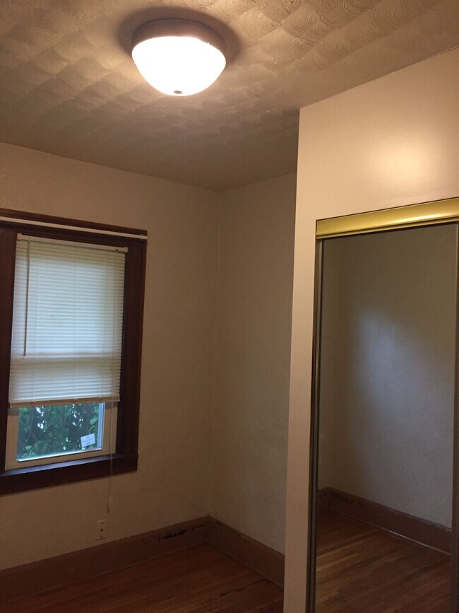 Small back BR - 1330 Chestnut St
