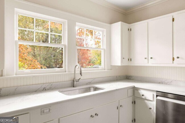 Building Photo - 5450 E Mountain St