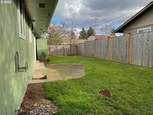 Building Photo - 2 Bedroom 1 Bathroom Home with a Backyard!