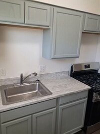 Building Photo - Spacious two bedroom located near Linwood