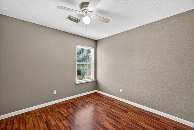 Building Photo - 5615 W Harrow Dr