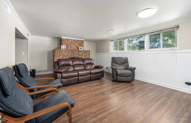 Building Photo - 621 S Salem Dr