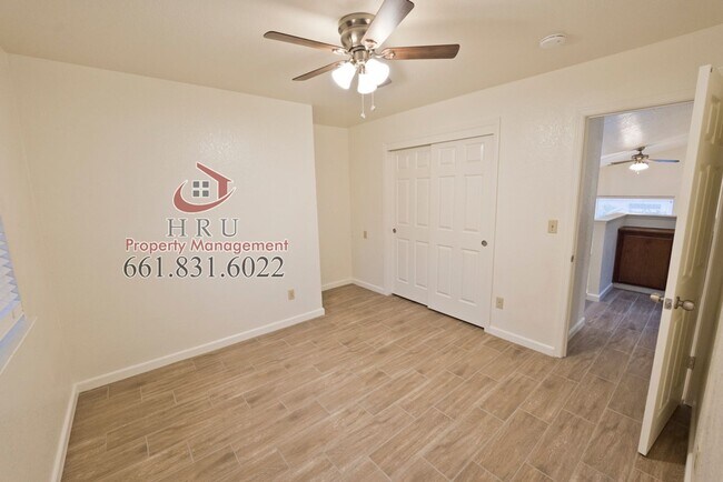 Building Photo - SW-4 bed/3 bath + pool house