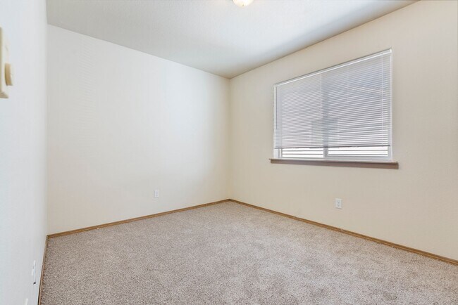 Building Photo - Spacious 2-Bedroom Townhome in SE Portland