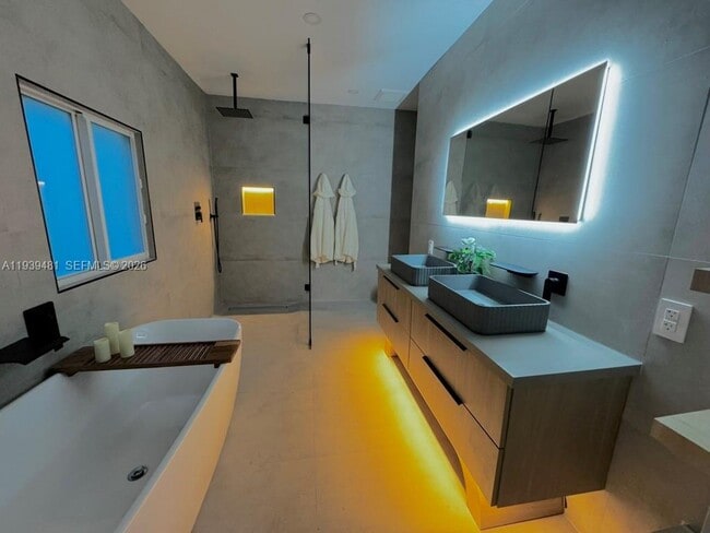 Building Photo - 2975 SW 15th St