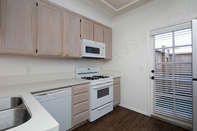 Building Photo - *OPEN HOUSE: 11/29 11:30am-12:30pm* 3BR Townhouse in Pacific Beach + W/D