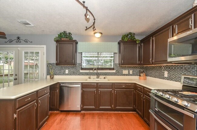 Building Photo - 20402 Avery Point Dr