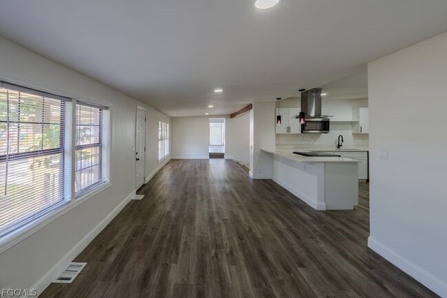 Building Photo - 599 Carolina Ave