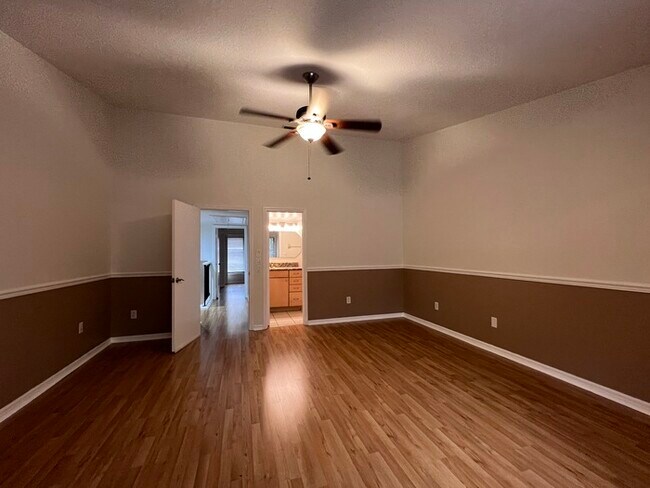 Building Photo - Beautifully updated 2 bedroom 2 1/2 baths ...