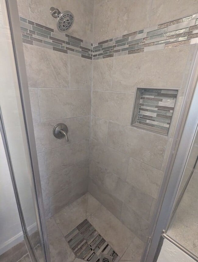 Building Photo - 3 Bedroom 2 Bathroom Single Story Home in ...